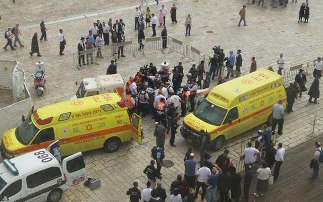 Les ambulances de Magen David Adom et des policiers près de la scène d'une attaque au couteau dans la Vieille Ville de Jérusalem, le mercredi 7 ctobre 2015 (Crédit : Magen David Adom) Les ambulances de Magen David Adom et des policiers près de la scène d'une attaque au couteau dans la Vieille Ville de Jérusalem, le mercredi 7 ctobre 2015 (Crédit : Magen David Adom)