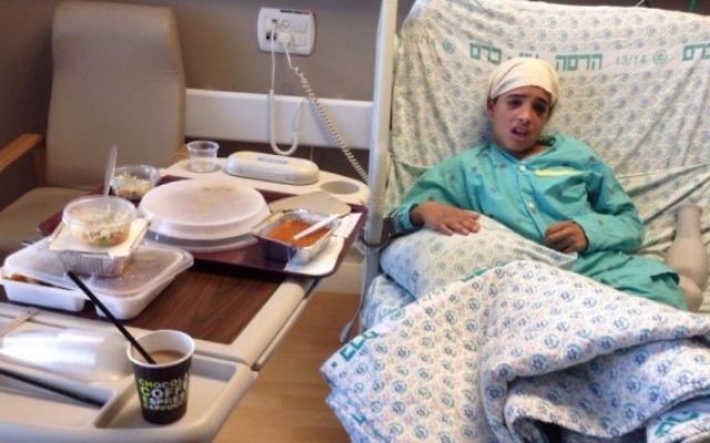 Ahmed Manasra, un des deux cousins qui avaient participé à une attaque au couteau le 12 octobre 2015 à Jérusalem est vu à l'hôpital Hadassah Ein Kerem de Jérusalem le 15 octobre 2015 (Credit: Autorisation) Ahmed Manasra, un des deux cousins qui avaient participé à une attaque au couteau le 12 octobre 2015 à Jérusalem est vu à l'hôpital Hadassah Ein Kerem de Jérusalem le 15 octobre 2015 (Credit: Autorisation)