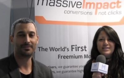 Le PDG de MassiveImpact, Sephi Shapira (à gauche) pendant une interview au Mobile World Congress, le 25 février 2013 (Crédit : Autorisation)