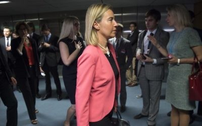 Federica Mogherini, chef de la diplomatie étrangère de l'UE arrive pour la dernière session plénière dans le bâtiment des Nations unies à Vienne, en Autriche le 14 juillet 2015 (Crédit photo: Joe Klamar / AFP)