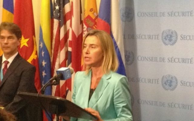 La chef de la politique étrangère de l'UE Federica Mogherini répondant aux journalistes à l'ONU, le 30 septembre 2015. (Crédit : Raphael Ahren) La chef de la politique étrangère de l'UE Federica Mogherini répondant aux journalistes à l'ONU, le 30 septembre 2015. (Crédit : Raphael Ahren)