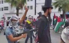 Manifestation pro-palestinienne à Casablanca, au Maroc, dans laquelle "des Juifs" sont tenus à la pointe d'une mitraillette par des manifestants vêtus de keffiehs, le 25 octobre 2015 (Capture d'écran: alyaexpress-news.com)