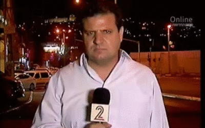 Le chef de file de la liste arabe unie Ayman Odeh chahuté par le maire de Nazareth lors d'une interview avec la Deuxième chaîne (Capture d'écran: Deuxième chaîne)