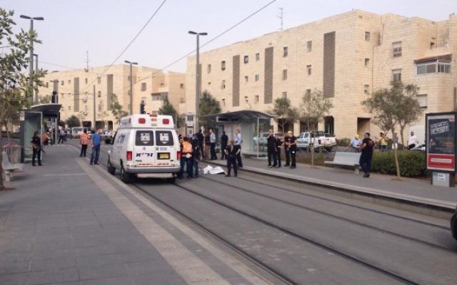 Services d'urgence sur la scène d'une attaque au couteau dans le quartier de Pisgat Zeev, à Jérusalem, le 12 octobre 2015. (Crédit : police israélienne) Services d'urgence sur la scène d'une attaque au couteau dans le quartier de Pisgat Zeev, à Jérusalem, le 12 octobre 2015. (Crédit : police israélienne)