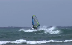 Illustration :Une personne pratiquant de la planche à voile (Crédit ;  Capture d'écran YouTube)