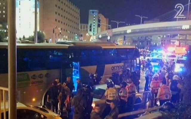 La scène d'une tentative d'attaque dans un autobus à Jérusalem le lundi 12 octobre 2015 (Capture d'écran: Deuxième chaîne) La scène d'une tentative d'attaque dans un autobus à Jérusalem le lundi 12 octobre 2015 (Capture d'écran: Deuxième chaîne)