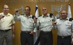Le ministre de la Défense Moshe Yaalon (à gauche) avec l'officier aux commandes du commandement du sud, le Major Général Eyal Zamir (deuxième à gauche), et avec l'officier sortant du commandement du sud, Major Général, Sami Turgeman, et le chef d'état-major de Tsahal général, Gadi Eisenkot (à droite) (Crédit : IDF)