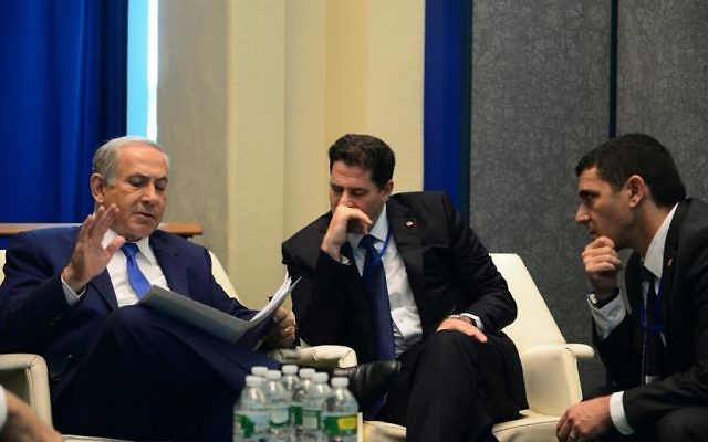 Benjamin Netanyahu, Ron Dermer et le conseiller principal Jonathan Schechter (Crédit : autorisation du bureau du Premier ministre) Benjamin Netanyahu, Ron Dermer et le conseiller principal Jonathan Schechter (Crédit : autorisation du bureau du Premier ministre)