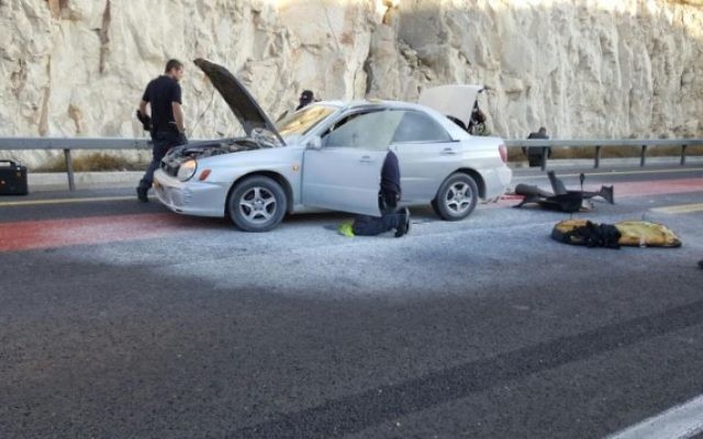 Les policiers sur les lieux d'une tentative d'attentat à la bombe près de Maale Adumim, à l'est de Jérusalem, le 11 octobre 2015. (Crédit : Police israélienne) Les policiers sur les lieux d'une tentative d'attentat à la bombe près de Maale Adumim, à l'est de Jérusalem, le 11 octobre 2015. (Crédit : Police israélienne)