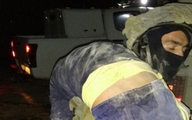 Un soldat porte une adolescente palestinienne qui a été blessée lors d'une tentative d'infiltration dans l'implantation de Yitzhar avec un couteau, le mercredi 21 octobre 2015 (Autorisation: sécurité Yitzhar)