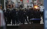 Les policiers prennent position dans le nord de Paris dans la banlieue du centre-ville de Saint-Denis, le 18 novembre 2015. (Crédit : AFP PHOTO / KENZO TRIBOUILLARD)