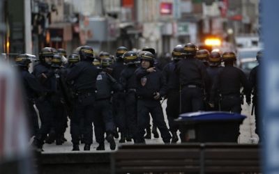 Les policiers prennent position dans le nord de Paris dans la banlieue du centre-ville de Saint-Denis, le 18 novembre 2015. (Crédit : AFP PHOTO / KENZO TRIBOUILLARD)
