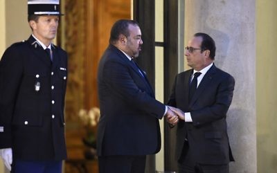 Le président français François Hollande, à droite, avec le roi Mohammed VI du Maroc à l'Elysée, à Paris, le 20 novembre 2015. (Crédit : Lionel Bonaventure/AFP)