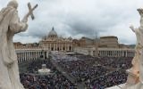Vue générale de la foule rassemblée pour la messe de canonisation des papes Jean XXIII et Jean-Paul II à la place Saint-Pierre au Vatican, le 27 avril 2014. (Crédit : AFP / Vincenzo Pinto)