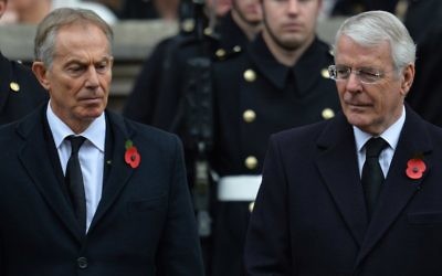 L'ancien Premier ministres britannique Tony Blair, à gauche, et John Major assistant à la cérémonie de commémoration au cénotaphe de Whitehall, à Londres, le 8 novembre 2015 (Crédit : AFP / GLYN KIRK)
