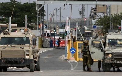 Les forces de sécurité israéliennes déployées au checkpoint de Gilboa / Jalama, situé au nord de la ville de Jénine, en Cisjordanie, le 24 octobre 2015. (Crédit : Jaafar Ashtiyeh/AFP)