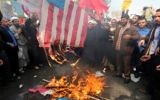 Plusieurs milliers de personnes ont manifesté à Téhéran en criant des slogans anti-américains et en brûlant des drapeaux pour célébrer le 36ème anniversaire de la prise de l'ambassade américaine à Téhéran, le 4 novembre 2015 (Crédit : AFP PHOTO / ATTA KENARE)