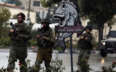 Des soldats israéliens à Hébron, le 6 novembre 2015. Illustration. (Crédit : AFP/Ahmad Gharabli)