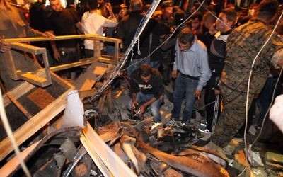 Les secouristes inspectent les débris sur le site d'un double attentat suicide à Burj al-Barajneh, dans la banlieue sud de la capitale Beyrouth, le 12 novembre 2015 (Crédit : AFP PHOTO / ANWAR AMRO)