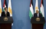 Le président chypriote, Nicos Anastasiades (g) et le président de l'Autorité palestinienne Mahmoud Abbas (d) assister à une conférence de presse conjointe dans la ville de Ramallah en Cisjordanie, le 13 novembre, 2015. AFP PHOTO / POOL / ALAA Badarneh
