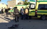 Les secouristes et les forces de sécurité se tiennent à côté d'une ambulances en dehors de l'hôtel Swiss Inn dans la ville égyptienne d'El-Arish, dans la péninsule du Sinaï, à la suite d'une attaque contre l'hôtel menée par deux kamikazes et un homme armé le 24 novembre 2015 (Crédit : AFP PHOTO / STR / AFP)