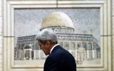 Le secrétaire d'Etat américain, John Kerry, arrivant au siège de l'Autorité palestinienne dans la ville de Ramallah en Cisjordanie pour des réunions avec des responsables palestiniens le 24 novembre 2015 (Crédit : AFP / ABBAS MOMANI)