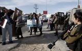 Les militant pour la paix israéliens et palestiniens passant devant les troupes de l'armée  lors d'une manifestation en Cisjordanie le 27 novembre 2015 (Crédit : AFP PHOTO / THOMAS COEX)