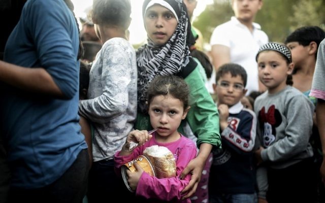 Des réfugiés syriens faisant la queue pour obtenir de la nourriture à Edirne près de la frontière entre la Turquie et la Grèce, le 17 septembre 2015. Illustration. (Crédit : Bulent Kilic/AFP) Des réfugiés syriens faisant la queue pour obtenir de la nourriture à Edirne près de la frontière entre la Turquie et la Grèce, le 17 septembre 2015. Illustration. (Crédit : Bulent Kilic/AFP)
