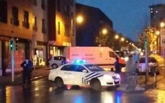 Une photo prise avec un téléphone portable le 14 novembre 2015 montre une camionnette de l'unité belge de déminage SEDEE tandis que les policiers bloquent une rue lors d'un raid de la police dans le quartier de Molenbeek à Bruxelles, peut-être en relation avec les attentats meurtriers du 13 novembre à Paris. (Crédit : AFP Photo / Belga / Hendrik Devriendt)