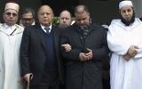 (Depuis la gauche) le Mufti de la Mosquée de Paris Djelloul Bouzidi, le recteur Dalil Boubakeur, le directeur administratif Mohamed Louanoughi, et le premier Imam Whales Belarbi observent une minute de silence à la Grande Mosquée, pour les victimes des attaques de Paris, le 16 novembre 2015, (Crédit : AFP PHOTO / JOEL SAGET)