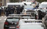 Les forces de sécurité du personnel pendant une opération dans le quartier de Molenbeek à Bruxelles le 16 novembre 2015. La police belge a lancé une nouvelle opération majeure dans le quartier de Molenbeek à Bruxelles, où plusieurs suspects dans les attentats de Paris avaient déjà vécu, le 16 novembre (Crédit ; AFP PHOTO / BELGA PHOTO immédiate / BENOIT DOPPAGNE)