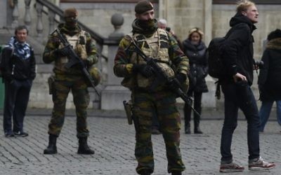 Des soldats belges sur la Grande Place à Bruxelles,le 22 novembre 2015. (Crédit : AFP Photo / John Thys)