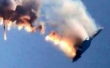 Une capture d'écran d'une vidéo qui montre un avion de chasse russe brûlant en train de tomber après avoir été abattu près de la frontière turco-syrienne, à Hatay le 24 novembre, 2015 (Crédit : AFP PHOTO / IHLAS AGENCE DE PRESSE)