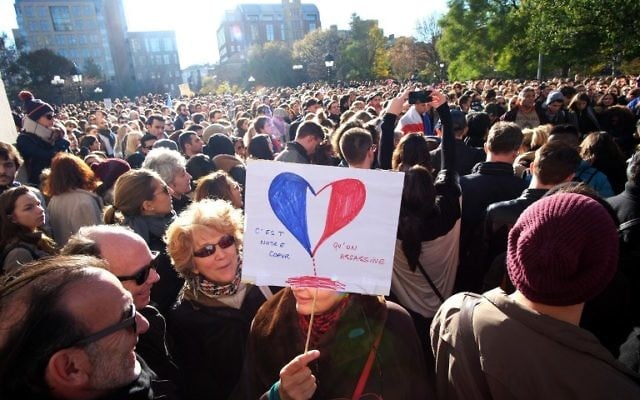 Les Américains se rassemblent pour une veillée de solidarité avec les citoyens de France le 14 novembre, 2015 à New York, (Crédit : AFP PHOTO / JEWEL SAMAD) Les Américains se rassemblent pour une veillée de solidarité avec les citoyens de France le 14 novembre, 2015 à New York, (Crédit : AFP PHOTO / JEWEL SAMAD)