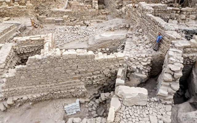 Les vestiges de la citadelle d'Acra et la tour de la Cité de David à Jérusalem (Crédit : Assaf Peretz / Autorisation de l'Autorité israélienne des antiquités)