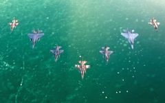 Des avions de combat israéliens et étrangers volent en formation au-dessus de la mer Rouge pendant l'exercice  « Blue FLag » à l'aérodrome d'Ovda près d'Eilat le 27 octobre 2015. (Crédit : armée de l'air israélienne)