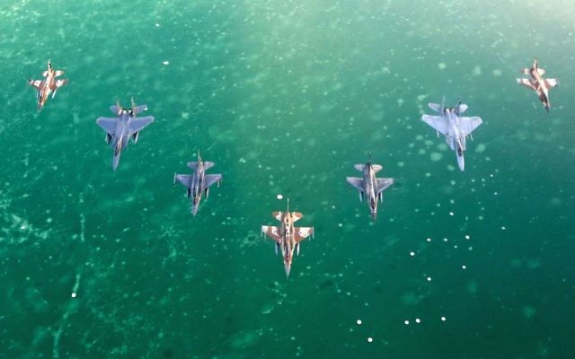 Des avions de combat israéliens et étrangers volent en formation au-dessus de la mer Rouge pendant l'exercice  « Blue FLag » à l'aérodrome d'Ovda près d'Eilat le 27 octobre 2015. (Crédit : armée de l'air israélienne)