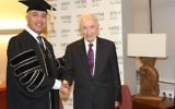 Remise du diplôme honoraire (Crédit : The Peres Center for Peace)