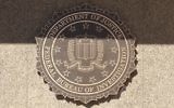 L'emblème du FBI au J. Edgar Hoover Building. Illustration. (Crédit : Cliff/CC BY 2.0/Flickr)