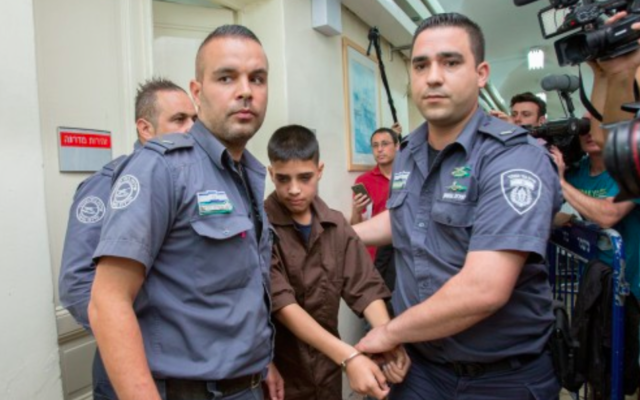 Ahmed Manasra, Palestinien de 13 ans qui a poignardé deux Israéliens, pendant une audience au tribunal de Jérusalem, le 25 octobre 2015. (Crédit : Yonatan Sindel / Flash90) Ahmed Manasra, Palestinien de 13 ans qui a poignardé deux Israéliens, pendant une audience au tribunal de Jérusalem, le 25 octobre 2015. (Crédit : Yonatan Sindel / Flash90)