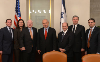 De gauche à droite : le sénateur Richard Blumenthal, le sénateur Kelly Ayotte, le sénateur, John McCain, le Premier ministre Benjamin Netanyahu, le sénateur Christopher Coons, le sénateur Sheldon Whitehouse et l'ambassadeur américain en Israël, Dan Shapiro (Crédit : Amos Ben Gershom / GPO / Flash90)