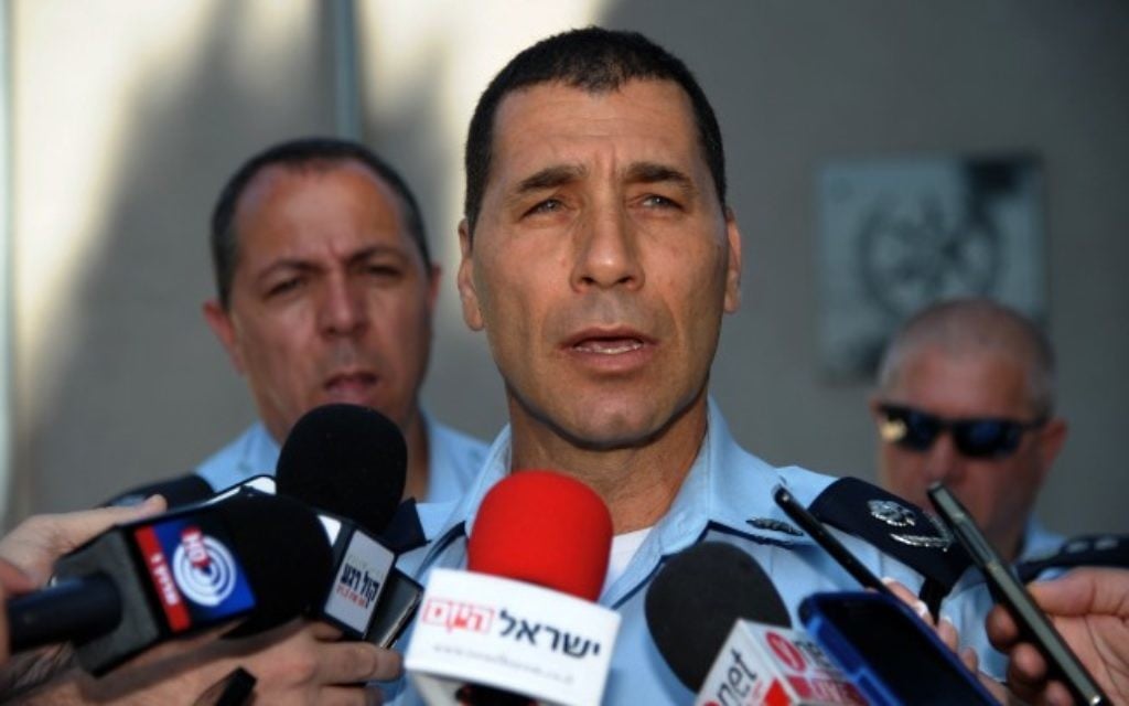 Nouvellement nommé sous-commissaire de la police d'Israël Zohar Dvir parle lors d'une conférence de presse le 6 juillet 2014. (Crédit : Gil Eliyahu / Flash90) Nouvellement nommé sous-commissaire de la police d'Israël Zohar Dvir parle lors d'une conférence de presse le 6 juillet 2014. (Crédit : Gil Eliyahu / Flash90)