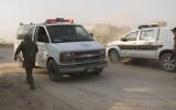 Une ambulance israélienne à côté d'une voiture de patrouille de la police des frontières. Illustration. (Crédit : Yonatan Sindel/Flash90)