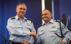 Le commissaire de la police d'Israël de l'époque Yohanan Danino (à gauche), et le commissaire-adjoint Nissim Mor lors d'une cérémonie pour les nouveaux agents de police au siège de la police à Jérusalem, le 22 septembre 2014 (Crédit : Flash90)