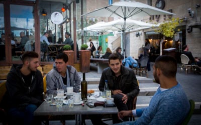 Des Israéliens dans un restaurant dans le centre de Jérusalem, le samedi 1er novembre 2014 (Crédit : Miriam Alster / FLASH90)