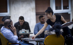 Israéliens dans un restaurant dans le centre de Jérusalem, le samedi 1er Novembre 2014 (Crédit : Miriam Alster / FLASH90)