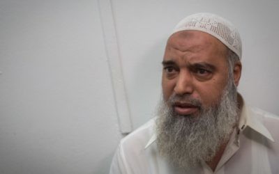 Sheikh Khaled al-Mughrabi à la cour d'instance de Jérusalem après avoir été arrêté pour incitation contre les Israéliens et les Juifs, le 4 novembre, 2015. (Crédit : Hadas Parush / Flash90)