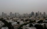 Tel-Aviv sous une tempête de poussière, le 4 novembre 2015 (Crédit : Miriam Alster / Flash90