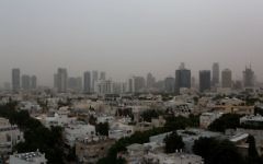 Tel-Aviv sous une tempête de poussière, le 4 novembre 2015 (Crédit : Miriam Alster / Flash90