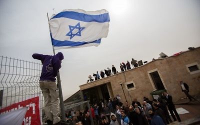 Des militants debout sur un toit de la synagogue Ayelet Hashahar dans l'implantation de Givat Zeev, au nord de Jérusalem, le 4 novembre 2015 (Crédit : Yonatan Sindel / Flash90)